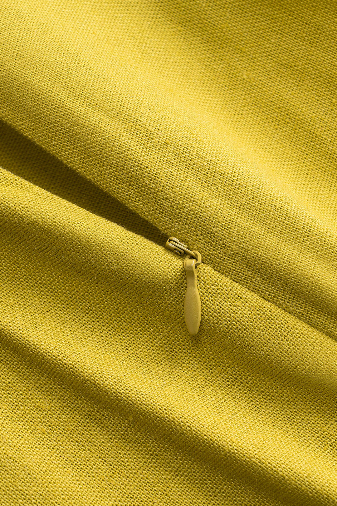 Linen Pleated Zipper Shorts - Image 4
