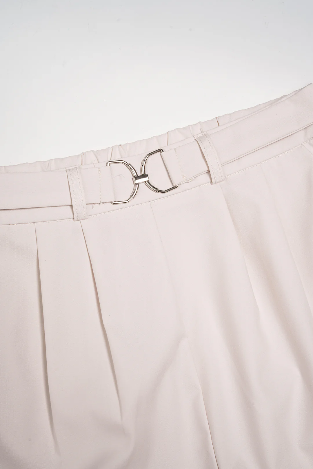 Solid Pleated Buckle High Waist Shorts - Image 3