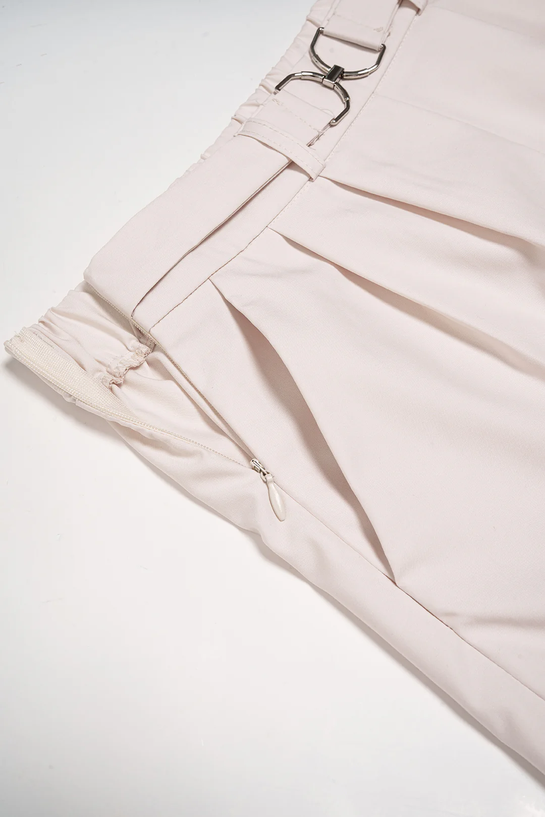 Solid Pleated Buckle High Waist Shorts - Image 4