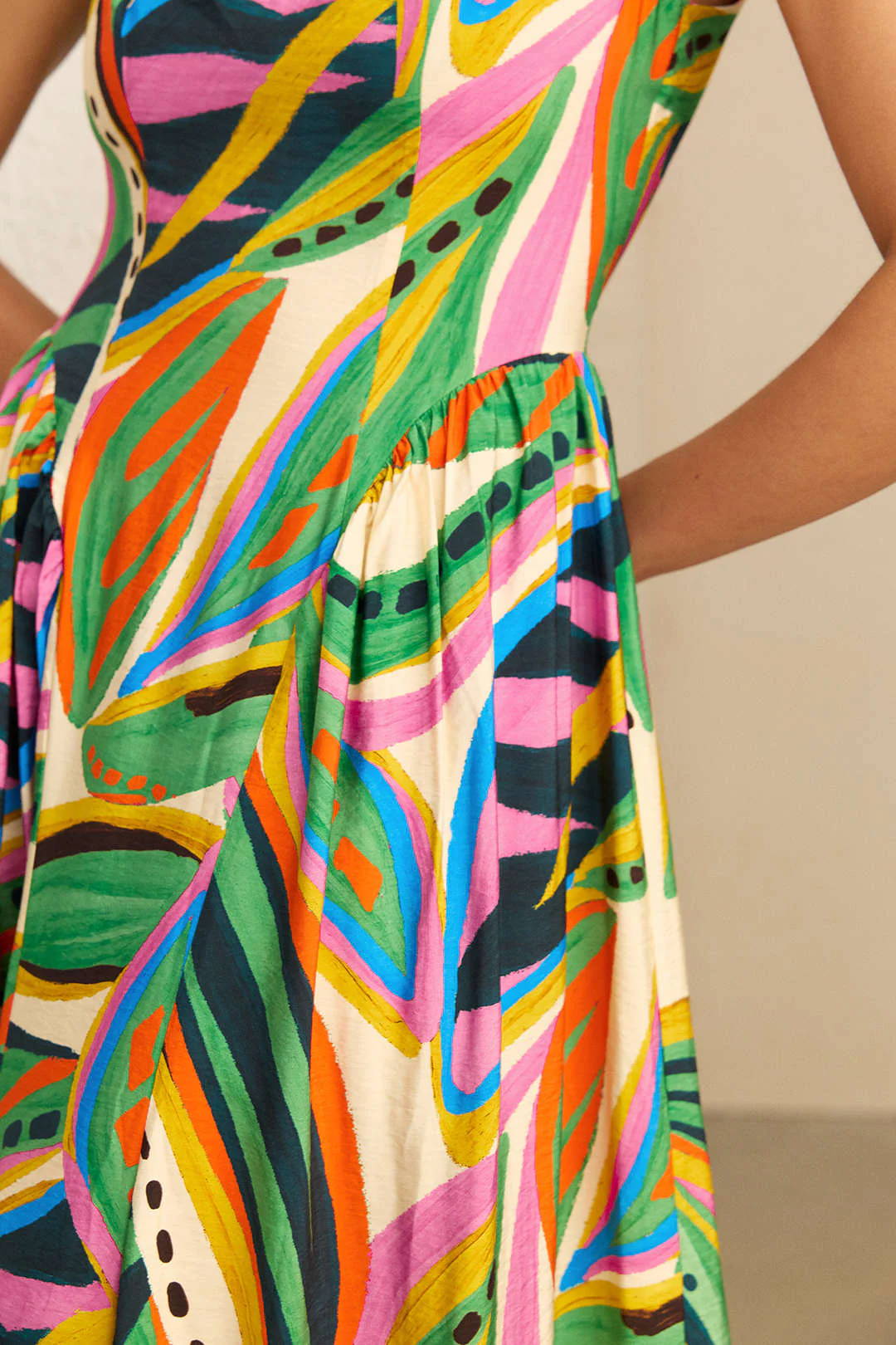 Abstract Print Ruched Sleeveless Maxi Dress - Image 8