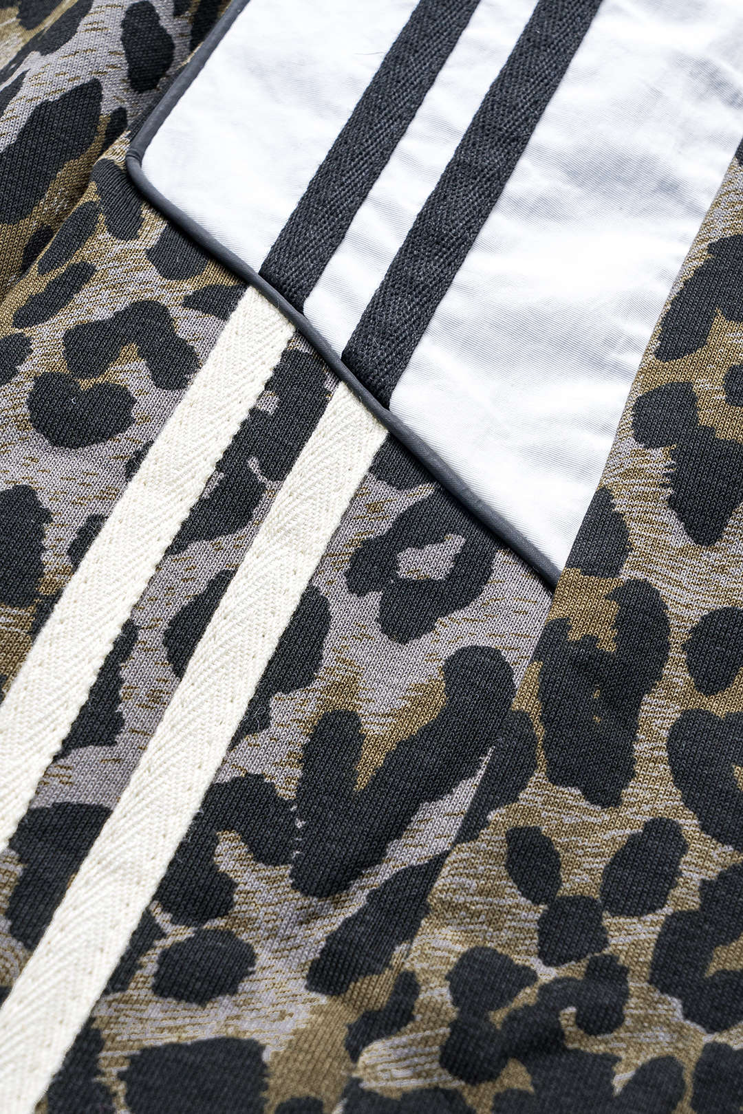 Leopard Print Denim Patchwork Button Pocket Wide Leg Jeans - Image 4