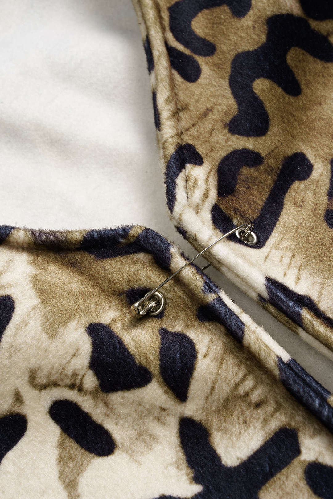 Woolen Leopard Print Hollow Out Vest - Image 4