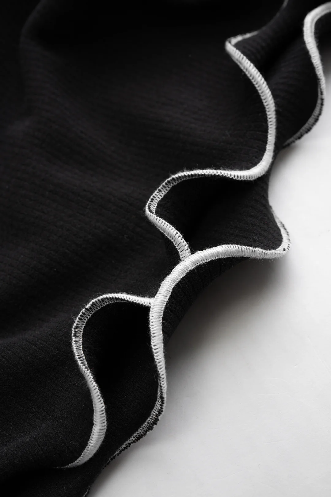Contrast Scallop Edge Tie-Up Long-Sleeve Top - Image 3