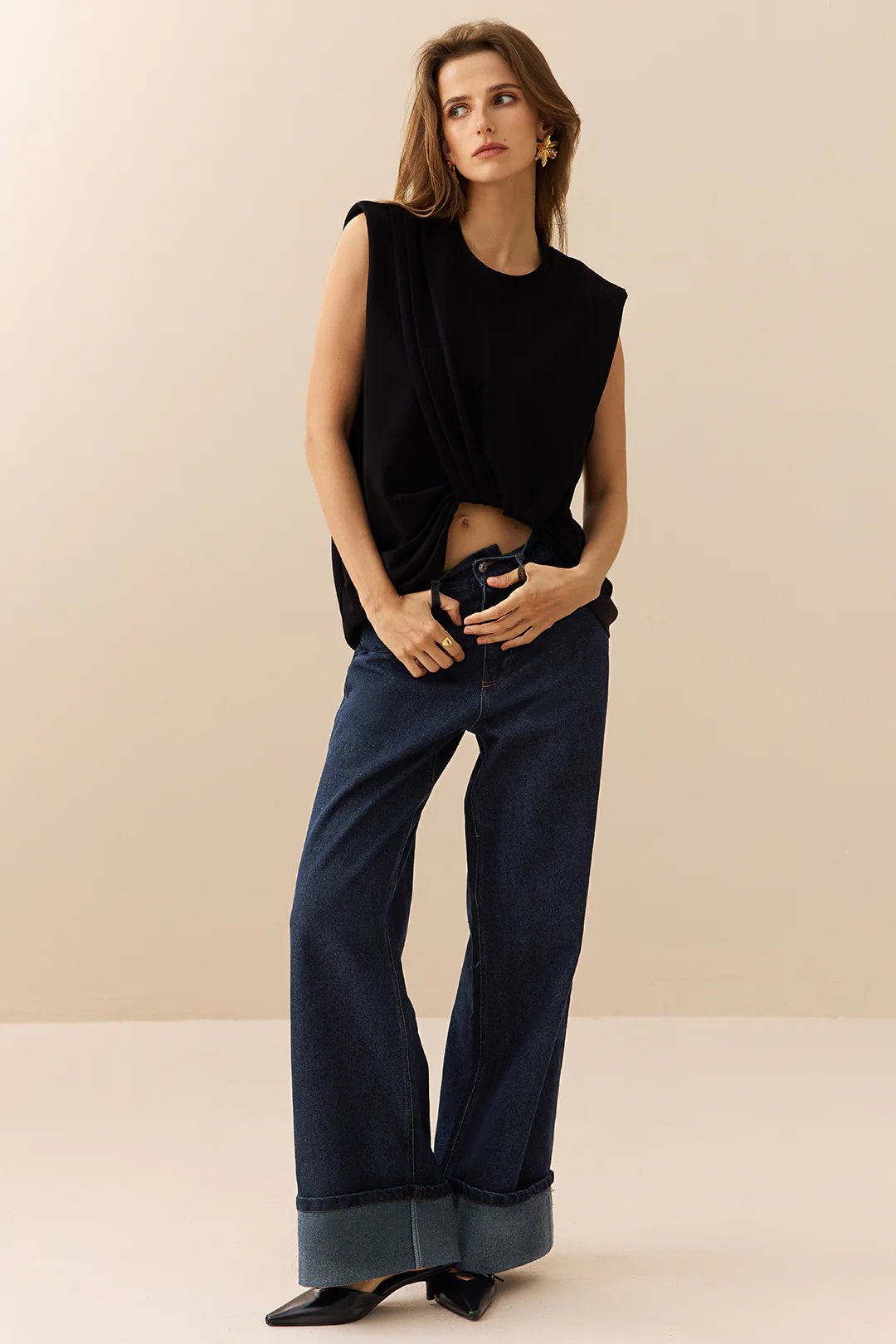 Round Neck Ruched Sleeveless T-Shirt - Image 2