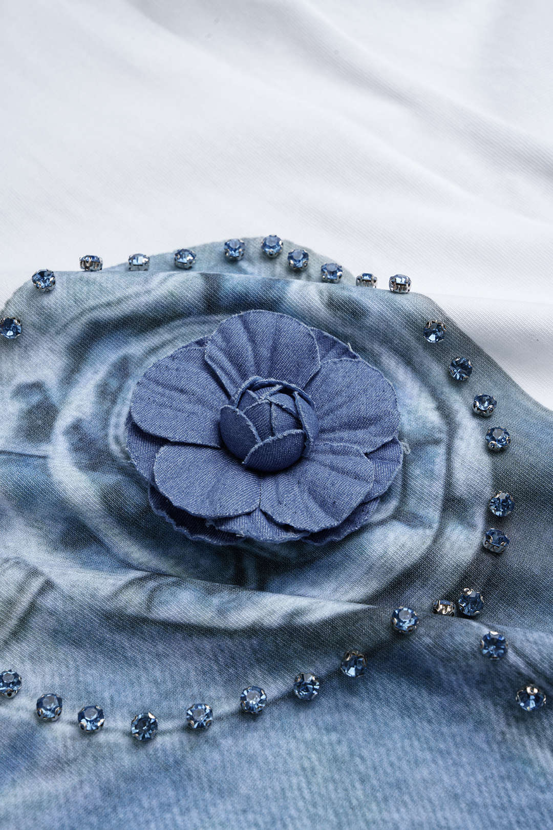 Denim Print 3D Flower Rhinestone Decor Round Neck Short Sleeve T-Shirt - Image 4