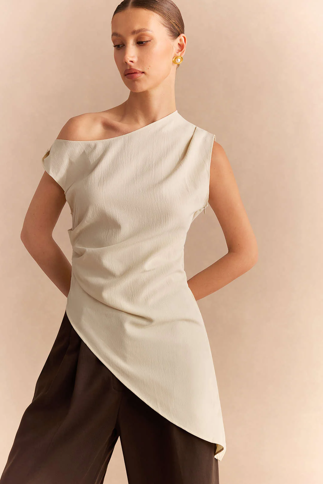 One Shoulder Asymmetrical Twist Knot Ruched Sleeveless Shirt - Image 2