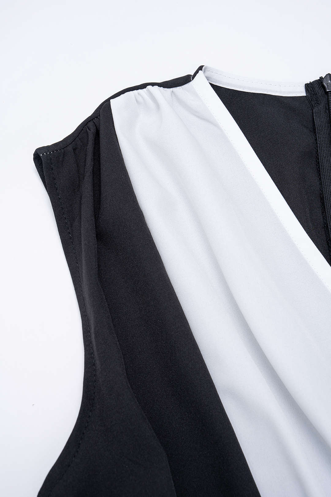 Contrast V-Neck Ruched Sleeveless Jumpsuit - Image 3
