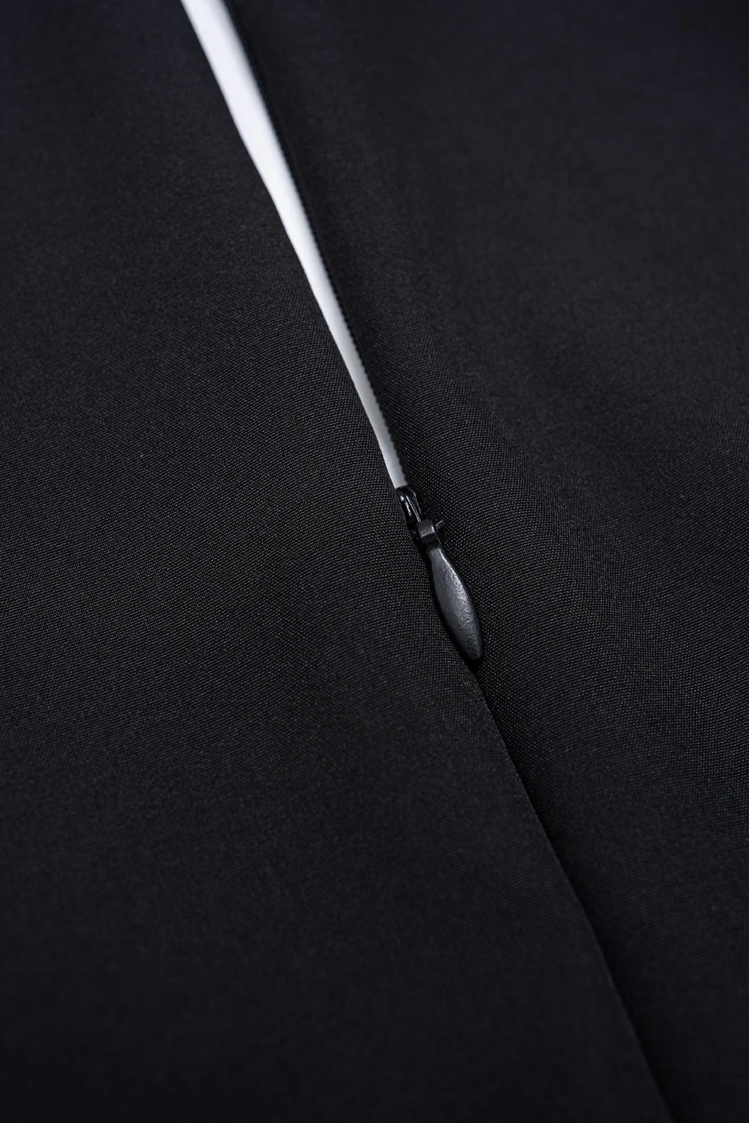 Contrast V-Neck Ruched Sleeveless Jumpsuit - Image 6